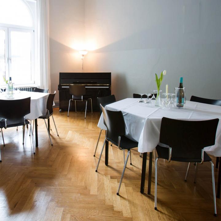 Schrödersaal mit Tischen und Klavier